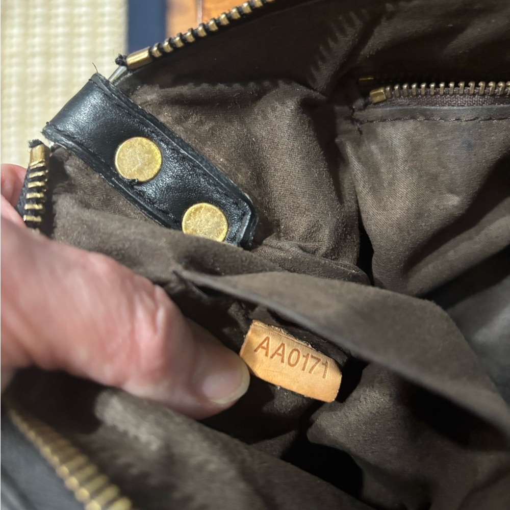 Louis Vuitton Black Leather Embossed Empriente Pochette, Gold Hardware, AA0171 - Picture 6 of 12